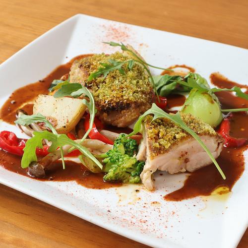 おすすめランチ<br />森林鶏の香草パン粉焼き　<br />カカオ風味のモレソース