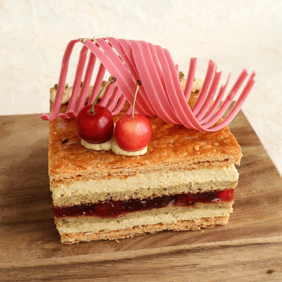 本店限定2025年6月サンクスケーキ「紅い果実のミルフィユ」